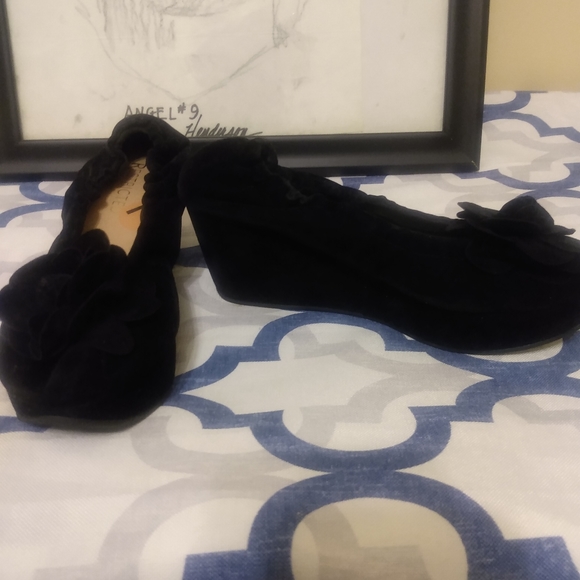 Shoes - Picture 6 of 8